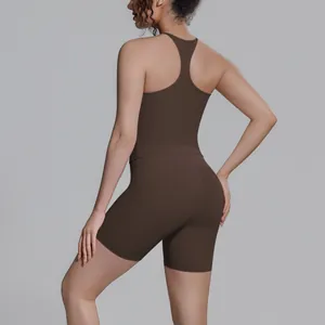 Achteraanzicht van een vrouw in een bruine racerback tanktop en yoga sportshort