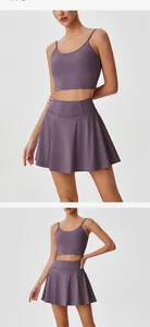 Vue détaillée d'un ensemble de sport mauve à deux pièces avec caraco et jupe évasée