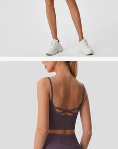 Vue arrière détaillée du soutien-gorge de sport violet et de sa jupe de yoga assortie