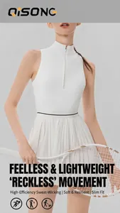 Vista detallada de un vestido de tenis plisado sin mangas blanco con cremallera frontal funcional