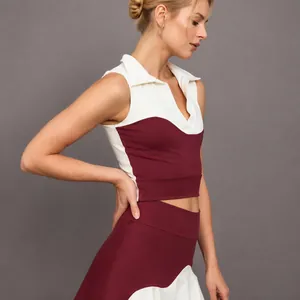 Sporttanktop met polokraag en tennisrokset in contrasterende kleuren voor fitness
