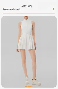 Vista de cuerpo entero de un vestido de tenis deportivo blanco sin mangas con falda plisada y cremallera