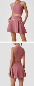 Détail du débardeur de yoga licou asymétrique et jupe de tennis à taille haute rose poudré