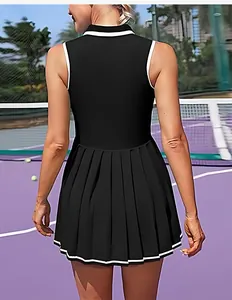 Rückansicht eines schwarzen Tenniskleids mit weißem Polo-Kragen und Faltenrock