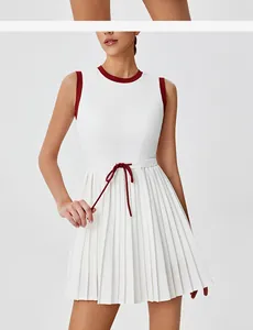 Vista dettagliata del vestito da tennis bianco senza maniche con bordo rosso e gonna a pieghe
