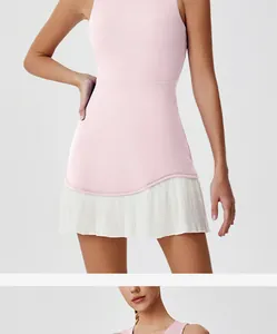 Detailweergave van roze sportjurk met witte geplooide rokzoom en sneldrogende stof