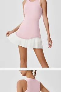 Detailweergaven van roze sportjurk met witte plooirok voor tennis en yoga sport