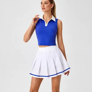 Conjunto de tenis de dos piezas con polo sin mangas azul y falda plisada blanca