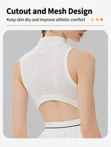 Detalle de vestido deportivo blanco con espalda de malla transpirable y diseño con abertura
