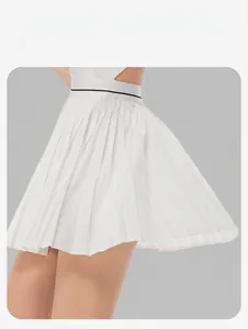 Detalle en primer plano del dobladillo plisado blanco fluido de este vestido de tenis deportivo