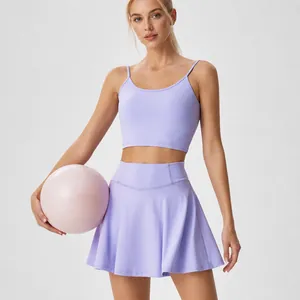 Ensemble de sport lavande avec brassière à fines brides et jupe de tennis taille haute
