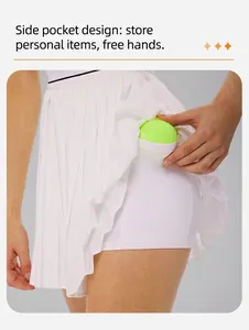 Detalle de la falda de tenis plisada blanca con pantalones cortos y un bolsillo lateral.