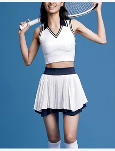 Sportliches zweiteiliges Tennis-Set mit Polo-Tanktop und weißem Faltenrock für Damen.