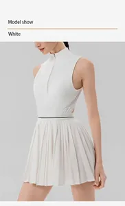 Vestido de tenis plisado blanco con cremallera frontal y paneles de malla transpirable