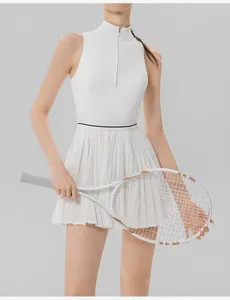 Detalle de un vestido de tenis plisado blanco con cuello alto y cierre de cremallera frontal