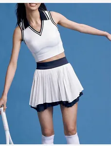 Zweiteiliges Damen-Sportset mit Polo-Top und plissiertem Tennisrock für Fitness