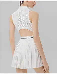 Vista trasera de un vestido de tenis blanco con top de malla, espalda abierta y falda plisada.