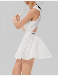 Vista lateral de vestido de tenis blanco con falda plisada y malla transpirable