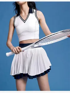 Detailansicht des Tennisrock-Sets mit Plissees und kontrastierendem Polo-Top.