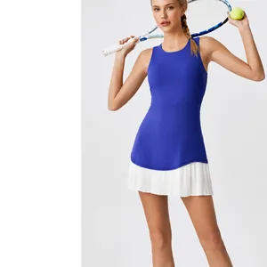 Modieuze blauwe tennisjurk met rugopening en witte geplooide zoom voor sportvrouwen