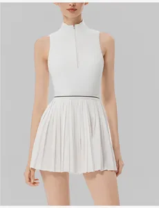 Vista frontal de un vestido de tenis blanco sin mangas con cremallera frontal y falda plisada