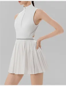 Detalle del vestido de tenis plisado blanco con una cremallera frontal y calados