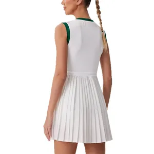 Vista posteriore di un abito da tennis bianco a pieghe da donna con profili verdi a contrasto