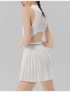 Vista detallada de espalda de vestido de tenis blanco plisado con malla calada