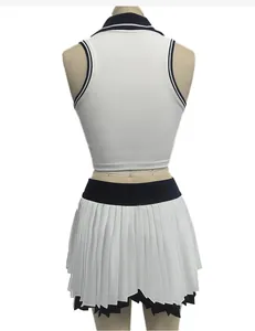 Rückansicht eines weißen Tennis-Sets mit dunkelblauem Besatz und Faltenrock-Detail