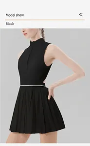 Modelo con un vestido de tenis negro sin mangas plisado con cremallera delantera