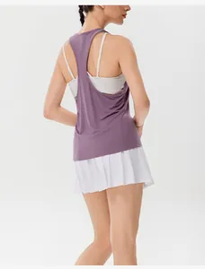 Rückansicht eines violetten Damen-Yoga-Tanktops mit Racerback-Detail und Lagenlook