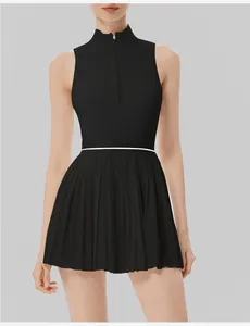 Vista frontal de un vestido de tenis negro sin mangas con cuello alto y falda plisada