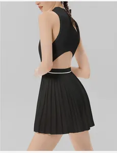 Vista trasera de vestido de tenis plisado negro sin mangas con detalles de malla.