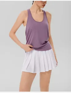 Nahaufnahme von violettem lockerem Racerback-Yoga-Tanktop für Damen mit weißem Rock