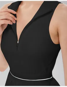 Primer plano de un vestido deportivo negro con cremallera frontal y orificios de láser