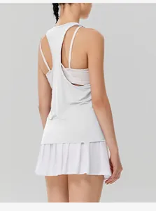 Rückansicht eines weißen, lockeren Racerback-Yoga-Tops aus atmungsaktivem Schnelltrocknungsmaterial