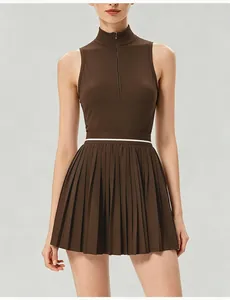 Vista detallada del vestido de tenis marrón con cremallera frontal y falda plisada.