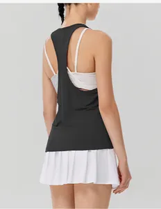 Rückansicht eines schwarzen, lockeren Yoga-Tanktops mit Racerback an einem Model.