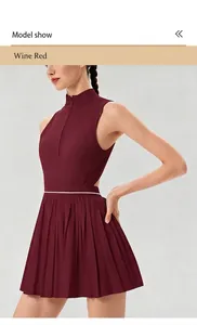 Primer plano de vestido deportivo plisado burdeos con cremallera frontal y corte