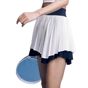 Damen-Sportset mit kontrastierendem, zweilagigem, plissiertem Tennisrock in Weiß und Marineblau
