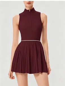 Vista detallada del vestido de tenis burdeos sin mangas con falda plisada y cremallera frontal