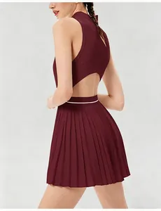 Vestido de tenis plisado burdeos con espalda descubierta y detalles de malla.