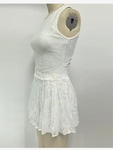 Detailaufnahme der weißen Spitzen-Tennis-Kleidung mit dekorativem Rückenausschnitt-Design