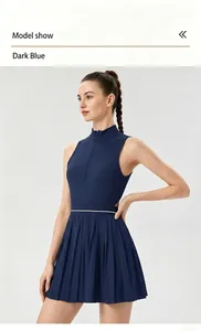 Primer plano de un vestido de tenis azul marino sin mangas con cremallera y falda plisada