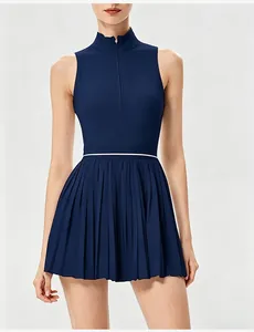 Detalle del vestido de tenis azul marino sin mangas con cremallera y falda plisada