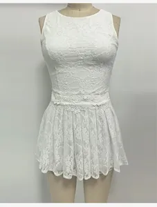 Vorderansicht weißes Tennis-Spitzenkleid auf Schaufensterpuppe mit Details