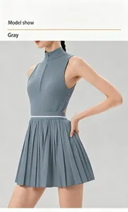 Vista detallada de un vestido de tenis plisado gris con cremallera y lados de malla