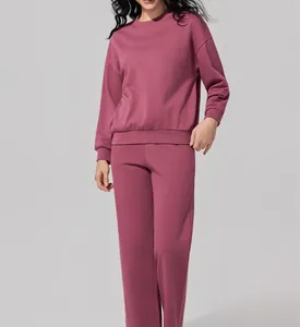 Conjunto casual burdeos para mujer con sudadera de cuello redondo y pantalón deportivo