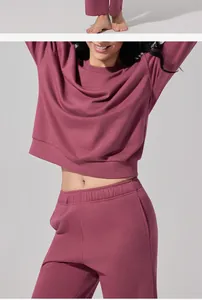 Primer plano de un conjunto deportivo malva con sudadera y pantalones de cintura elástica