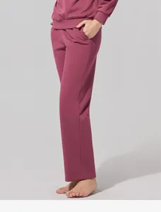 Detalle del conjunto de descanso malva para mujer con pantalón elástico y top redondo.